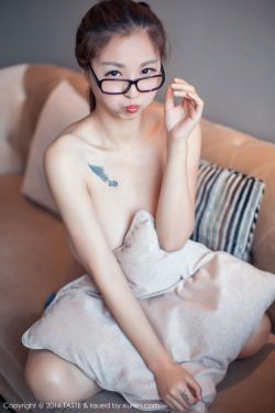 美女自乳慰